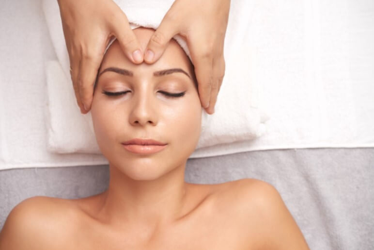 anti-aging masaz tvare Anti- aging masáž tváre, dekoltu a šije